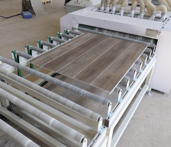 22 cutting and Lock Grooving Qingdao Huanju New Material Co SPC FLOORING source factory spc vinyl flooring manufacturer supplier7G3A7048