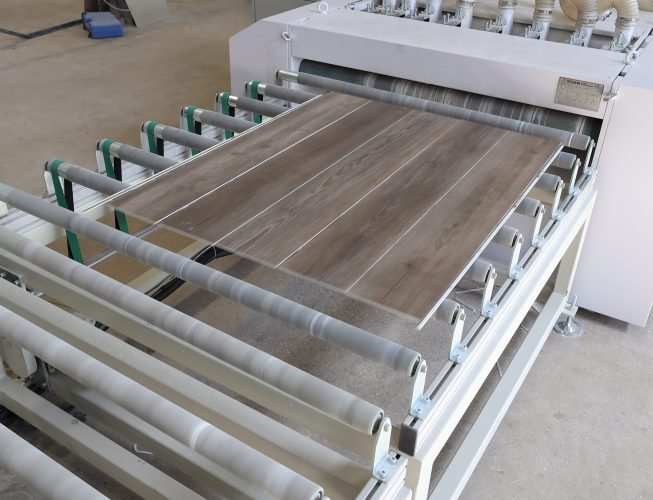 22 cutting and Lock Grooving Qingdao Huanju New Material Co SPC FLOORING source factory spc vinyl flooring manufacturer supplier7G3A7048